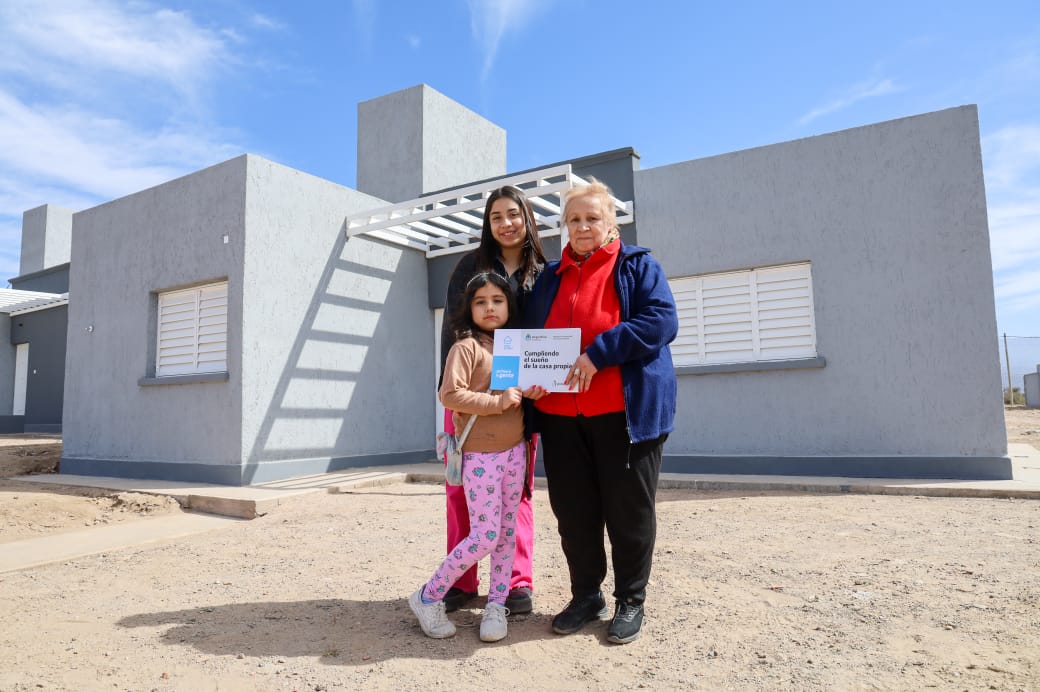 Es una felicidad enorme que 500 familias riojanas cumplan hoy el sueño de tener su casa propia con las viviendas entregadas en el sur de la ciudad Capital. Cada vivienda cuenta con tres dormitorios y 24 de ellas están acondicionadas para personas con distintas discapacidades.