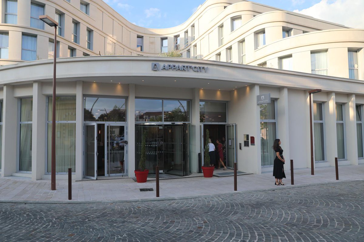 Très heureux d’inaugurer ce soir  l’<a href="/AppartCity/">Appart'City</a> Collection de Saint-Germain-en-Laye. 

Ce nouvel appart-hôtel 4 étoiles  s’intègre parfaitement à l’esprit du quartier de la Lisière Péreire et participe à l’attractivité de notre ville.