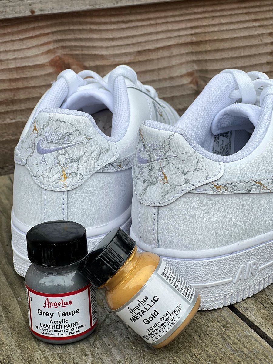 Natasjacustoms's tweet photo. Soms is het simpel houden gewoon het allermooiste! Marmeren swoosh met gouden details.✨

Geschilderd met @AngelusBrand 

#customsneakers #sneakerart #handgeschilderd #customised 
#sneakerartist #marmer #marble #golddetails #gold #goud #aesthetic #aestheticedit #af1custom https://t.co/FK2fUM5yiC