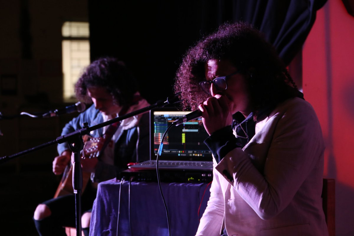 girafamusica's tweet photo. Gracias colegio Waldorf de Santiago por el cariño y el recibimiento, lo pasamos bacán 💕
Show completo en nuestro canal de #YouTube

#Girafa #DeCero #Música #Banda #Cantante #Guitarristas #MúsicaChilena https://t.co/HKTAQfmhl7