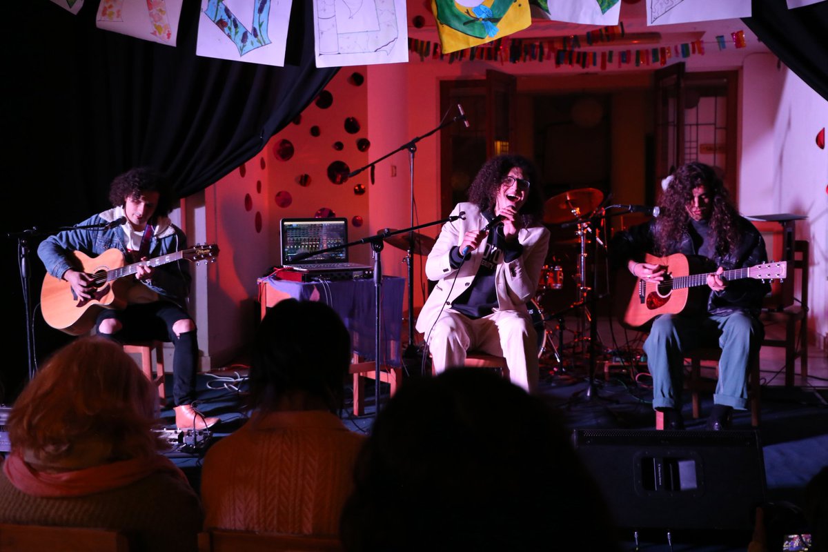 girafamusica's tweet photo. Gracias colegio Waldorf de Santiago por el cariño y el recibimiento, lo pasamos bacán 💕
Show completo en nuestro canal de #YouTube

#Girafa #DeCero #Música #Banda #Cantante #Guitarristas #MúsicaChilena https://t.co/HKTAQfmhl7