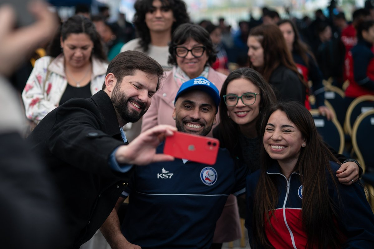 GobiernodeChile's tweet photo. El Presidente @GabrielBoric presentó la Villa #Santiago2023 🏟️

El lugar albergará a deportistas durante los Juegos Panamericanos y Parapanamericanos y luego será el hogar de 1.355 familias que se adjudicaron el subsidio habitacional 🇨🇱  ¡Así fue la inauguración! 🎉 https://t.co/zws5PPfgHP