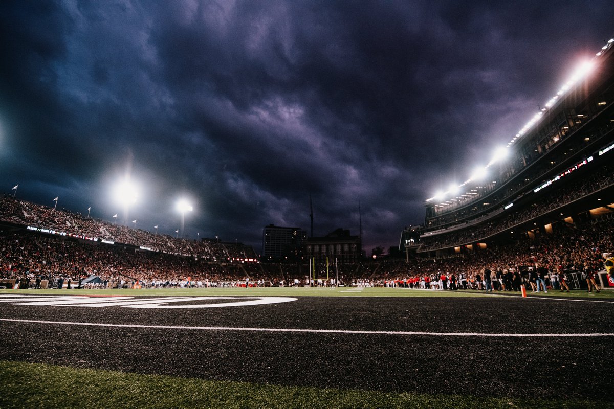 GoBearcatsKIDS's tweet photo. NIPPERT AT NIGHT  ✖️ 127th Battle for the Victory Bell?

Say no more... https://t.co/j4kzyDFnJl