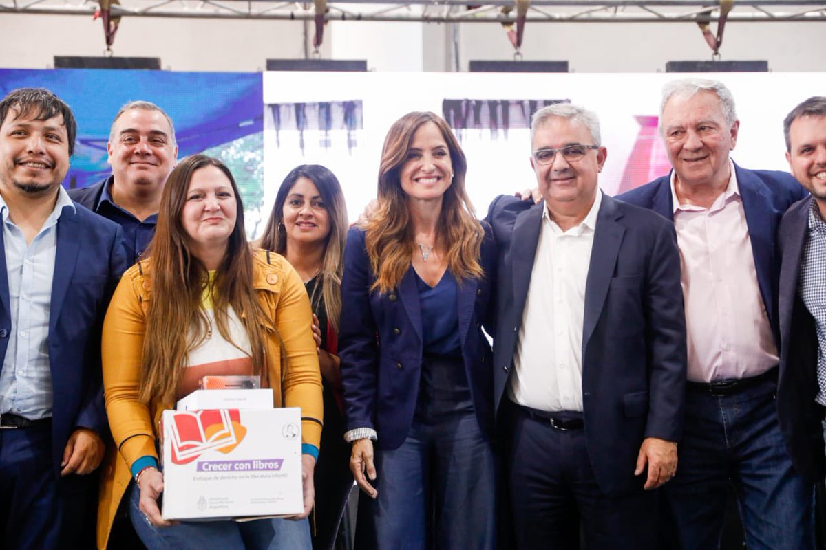 vtolosapaz's tweet photo. Acompañamos a Catamarca en el sueño y en el anhelo de que haya trabajo y de que todas las familias puedan vivir del ingreso de ese trabajo. 

Junto al gobernador @RaulJalil_ok, entregamos máquinas del #BancoDeHeramientas. Hoy hacemos posible lo que muchos emprendedores locales sueñan, que es poder contar con los insumos necesarios para seguir creciendo y no detener la producción. 

Además, firmamos el convenio del Programa para la Equidad del Norte Grande, de fortalecimiento destinado a centros asistenciales para personas en situación de vulnerabilidad social.

Con la entrega de kits de #CrecerConLibros y el Plan Nacional de Primera Infancia, seguimos fortaleciendo a los espacios destinados para las infancias del pueblo argentino.