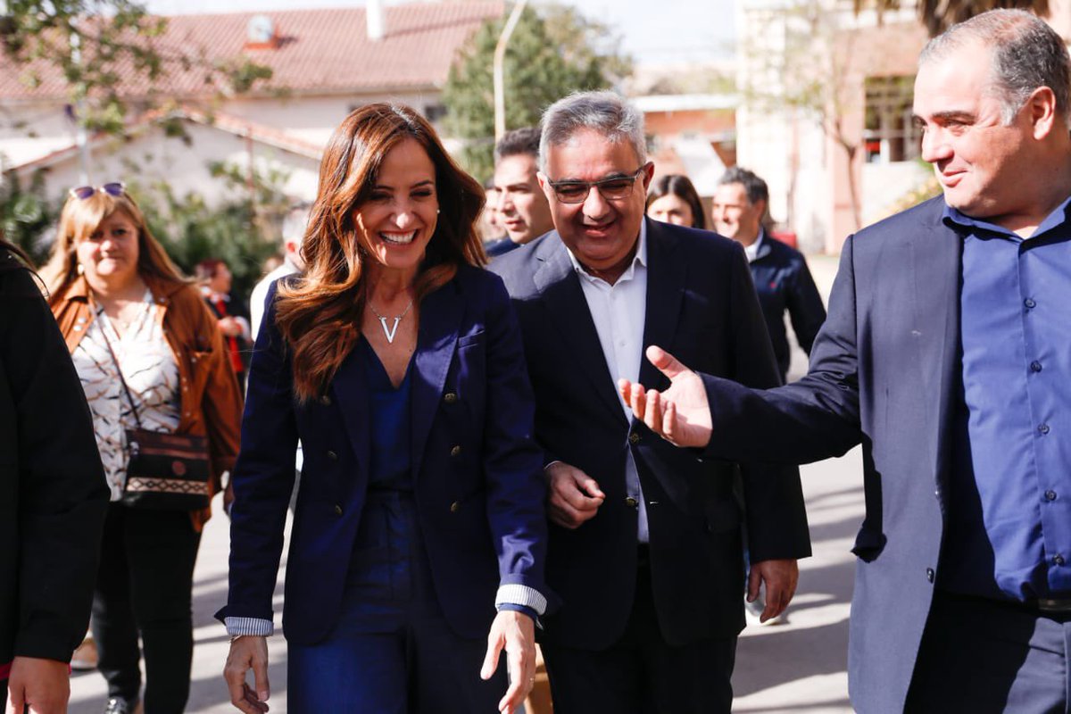 vtolosapaz's tweet photo. Acompañamos a Catamarca en el sueño y en el anhelo de que haya trabajo y de que todas las familias puedan vivir del ingreso de ese trabajo. 

Junto al gobernador @RaulJalil_ok, entregamos máquinas del #BancoDeHeramientas. Hoy hacemos posible lo que muchos emprendedores locales sueñan, que es poder contar con los insumos necesarios para seguir creciendo y no detener la producción. 

Además, firmamos el convenio del Programa para la Equidad del Norte Grande, de fortalecimiento destinado a centros asistenciales para personas en situación de vulnerabilidad social.

Con la entrega de kits de #CrecerConLibros y el Plan Nacional de Primera Infancia, seguimos fortaleciendo a los espacios destinados para las infancias del pueblo argentino.