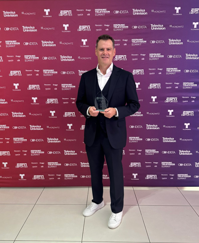 NBCUTelemundo's tweet photo. 👏 Congratulations to our very own @Miguel_Gurwitz, who was honored at The 21st Annual Hispanic TV Summit for his Leadership in Hispanic TV Programming - #NYCTVWeek.

Miguel's dedication to creating culturally enriching content has significantly impacted our industry.

@nyclatvweek @ThisIsNextTV @MultiNews @bcbeat