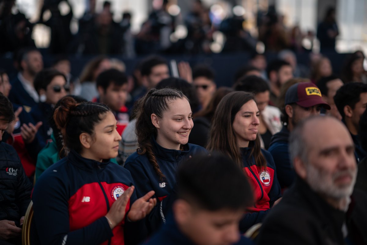 GobiernodeChile's tweet photo. El Presidente @GabrielBoric presentó la Villa #Santiago2023 🏟️

El lugar albergará a deportistas durante los Juegos Panamericanos y Parapanamericanos y luego será el hogar de 1.355 familias que se adjudicaron el subsidio habitacional 🇨🇱  ¡Así fue la inauguración! 🎉 https://t.co/zws5PPfgHP