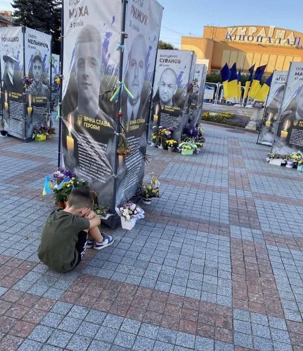 kardinal691's tweet photo. Instead of a thousand words.

Little #Vasyl by the photo of his elder brother #Yehor_Mukha.

Defender #Yehor was 19 years old. He died defending #Ukraine near #Bakhmut.
 
Eternal glory and eternal memory to #Ukrainian Hero.

Photo: #Vadym_Prokopchuk https://t.co/andMRuzpPi