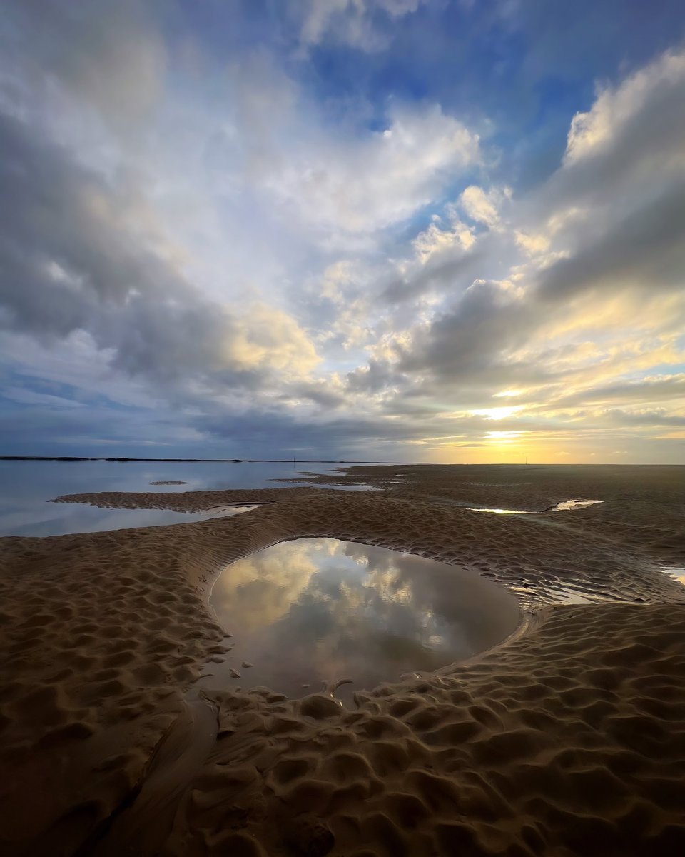 Out on location this evening on the Ribble estuary.

#lythamstannes #riverribble #fyldecoast #lancashire #ukcoast