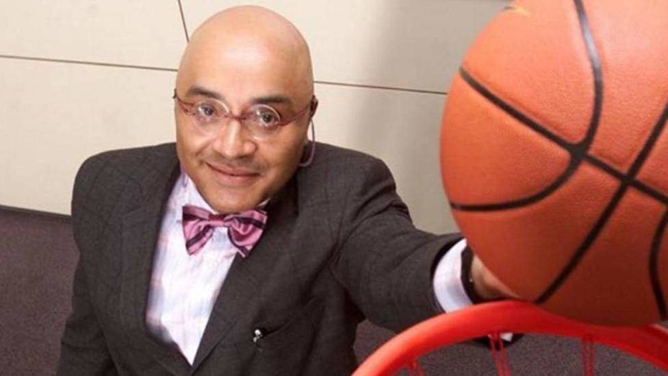 Sirva este tuit para que pongáis vuestros motes favoritos del genial Andrés Montes.
Algunos de los míos:
- Melodia de Seducción - Sprewell
- Alcatraz Wells - Bonzi Wells
- Alitas de Pollo Wright - Lorenzen Wright.
- Robocop - Ostertag.