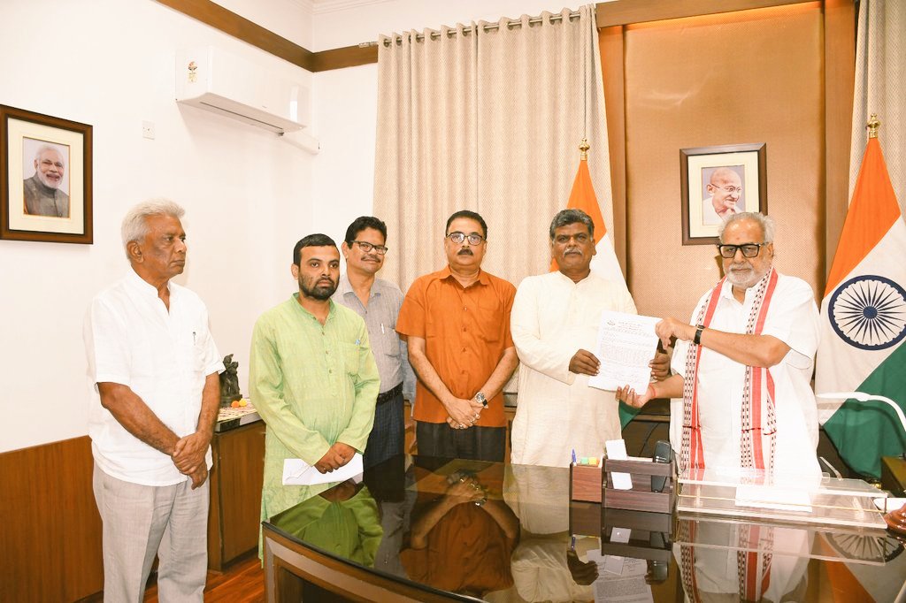 RYSOdisha's tweet photo. 5 members delegation of Utkal Sarvodaya Mandal, Utkal Gandhi Smarak Nidhi, Lohia Academy, INSAF, Rashtriya Yuva Sangathan met His Excellency Governor Odisha Prof. Ganeshi Lal regarding to intervene into the abduction of Noted Environmental Activist Sri Prafulla Samantara ! https://t.co/e4x6LXTD2X