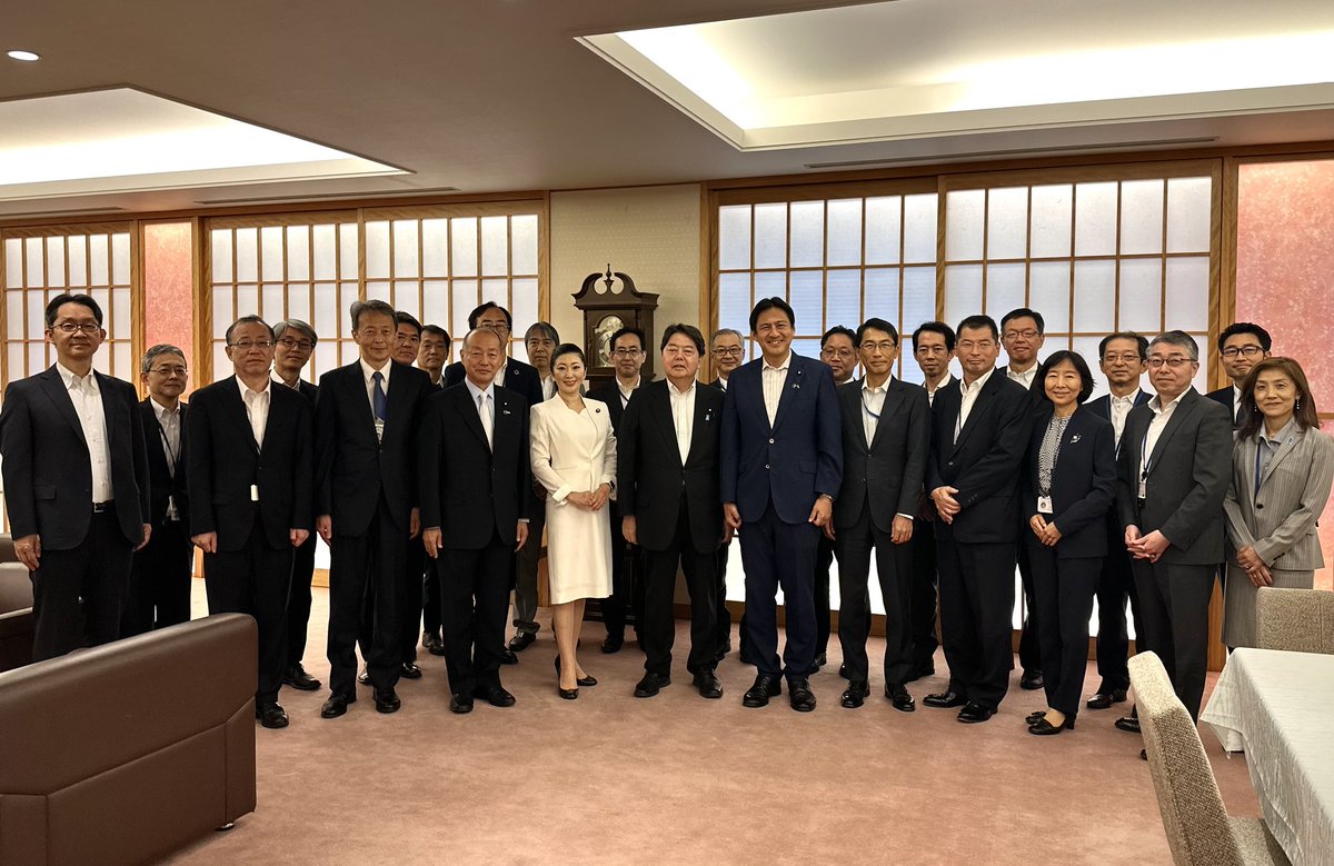 takagikei310's tweet photo. 9/13内閣改造、9/14新たな副大臣・政務官の選任により、私の外務大臣政務官としての務めが終わりました。昨年8/12から1年1ヶ月、たくさんの貴重な経験をさせていただきました。
9/13の臨時省議で、林外務大臣はじめ外務省幹部職員に御礼挨拶。一旦政府の役職は離れますが、これからもがんばります！ https://t.co/MorJnLnPn4