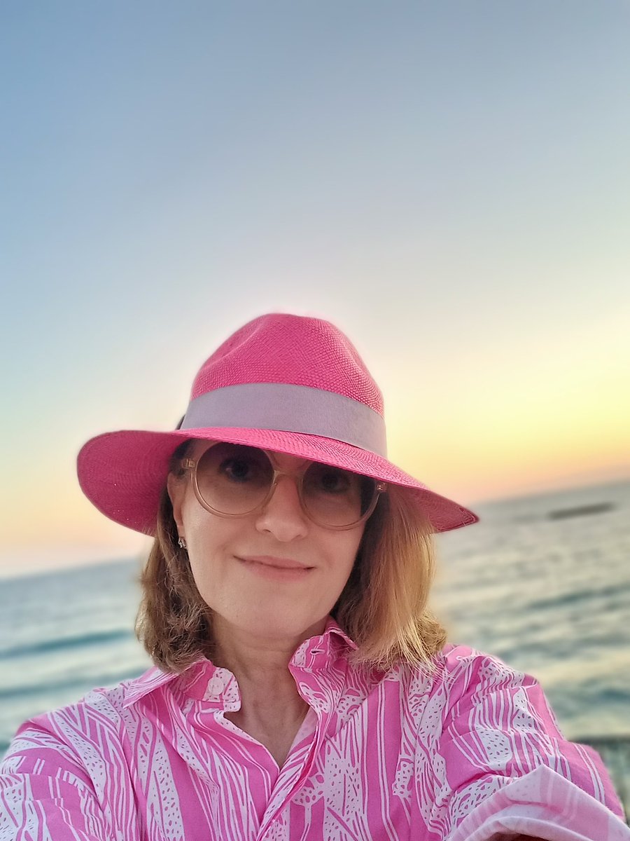 #rugbyworldcup2023 Belle initiative de <a href="/hoteldupalais/">Hôtel du Palais</a> <a href="/Ville2Biarritz/">Ville de Biarritz</a> d'ouvrir ses portes aux #biarrots (dont je fais partie) pour tous les matchs de l'équipe de #France ! Le spot idéal ce soir👍