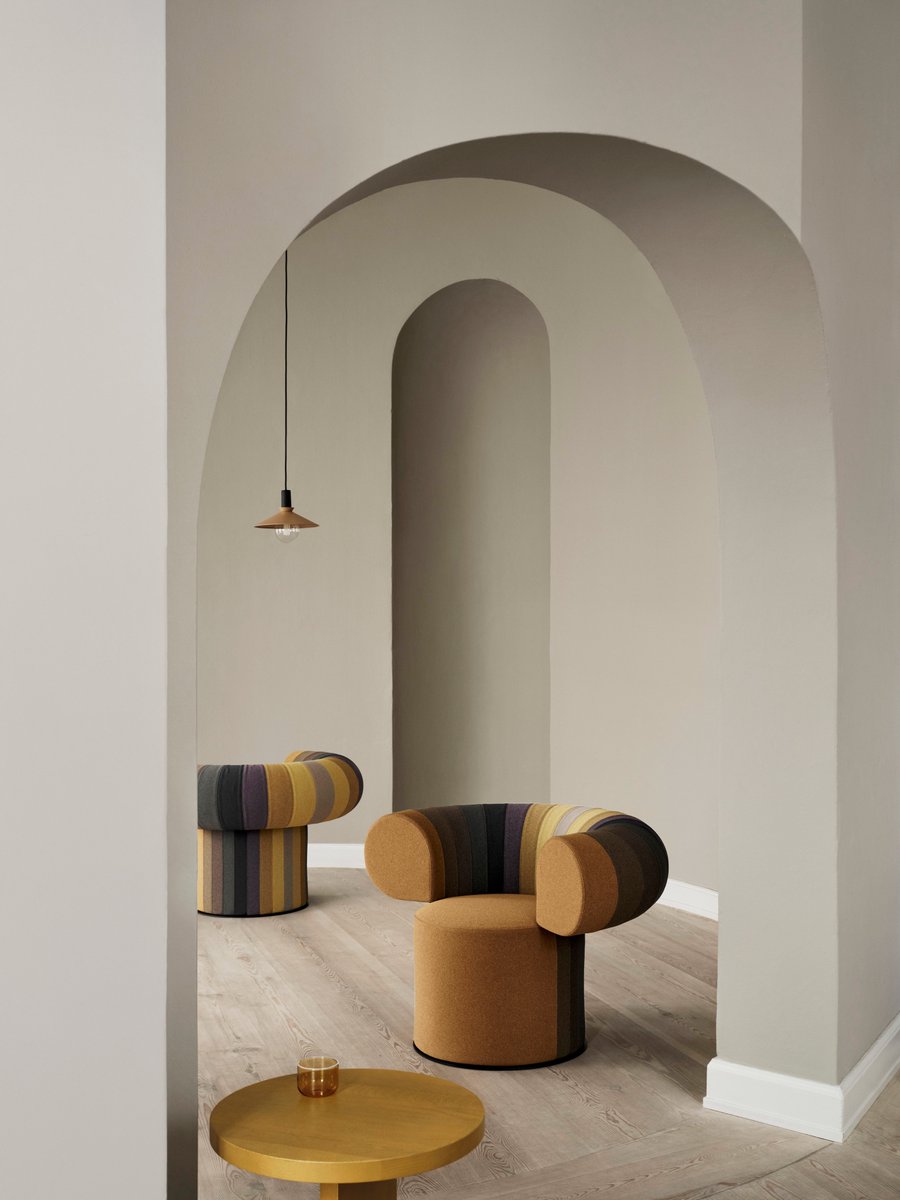 Big Talk is manifest geometry: two circles define a throne for the art of sitting. The front part of the backrest and the seat shine in the same colour, whereas the back can be combined with textile swatches in a colour book format.