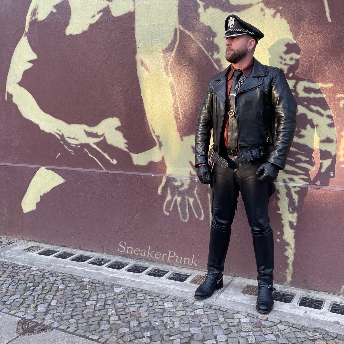 Wie lange muss ich noch warten, bis mir jemand die Stiefel leckt???