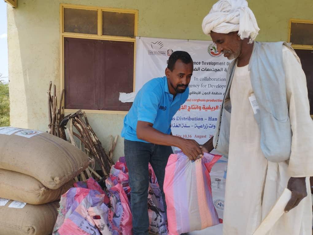 AICS_Khartoum (@aicskhartoum) on Twitter photo <a href="/AicsKhartoum/">AICS_Khartoum</a> in collaboration with the MoPeR, the localities and the NGO BRDO provided support to 250 #farmers to improve #sorghum production, in the framework of ReSeast initiative funded by <a href="/aics_it/">AICS Cooperazione_it</a>
Farmers received trainings, seeds & tools.
#LeaveNoOneBehind
<a href="/ItalyInSudan/">Italy in Sudan 🇮🇹</a> <a href="/AicsKhartoum/">AICS_Khartoum</a> in collaboration with the MoPeR, the localities and the NGO BRDO provided support to 250 #farmers to improve #sorghum production, in the framework of ReSeast initiative funded by <a href="/aics_it/">AICS Cooperazione_it</a>
Farmers received trainings, seeds & tools.
#LeaveNoOneBehind
<a href="/ItalyInSudan/">Italy in Sudan 🇮🇹</a>