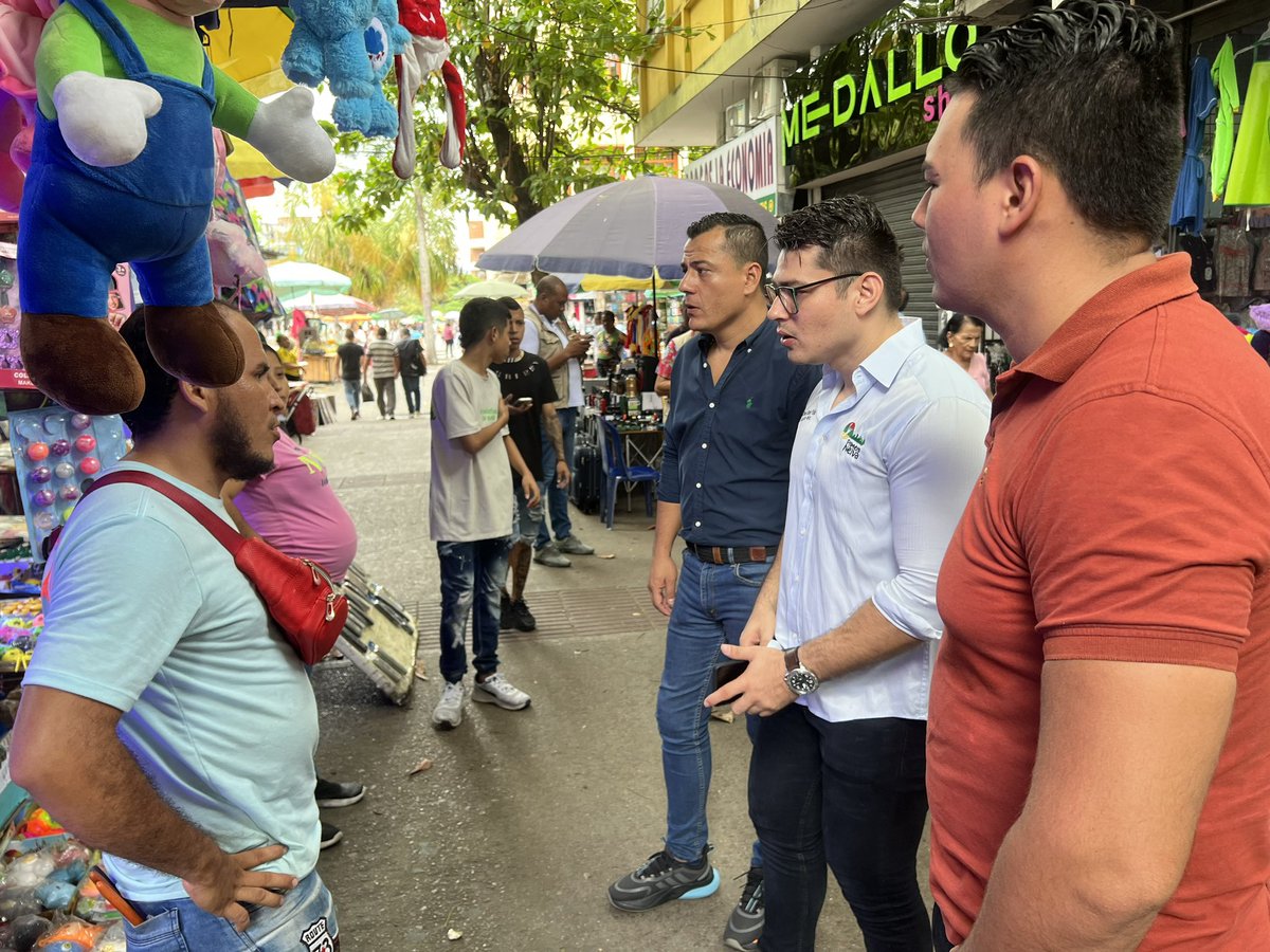 HUGOARCINIEGASM's tweet photo. Hoy realizamos un recorrido por el centro de la ciudad, verificando la ocupación de Espacio Público, dialogamos con ciudadanos y vendedores informales donde se hicieron los diferentes requerimientos y control.
DIRECCION DE ESPACIO PÚBLICO PRESENTE
#primeroneiva 🔴🟢🙏🏻 https://t.co/EYdzNctIth