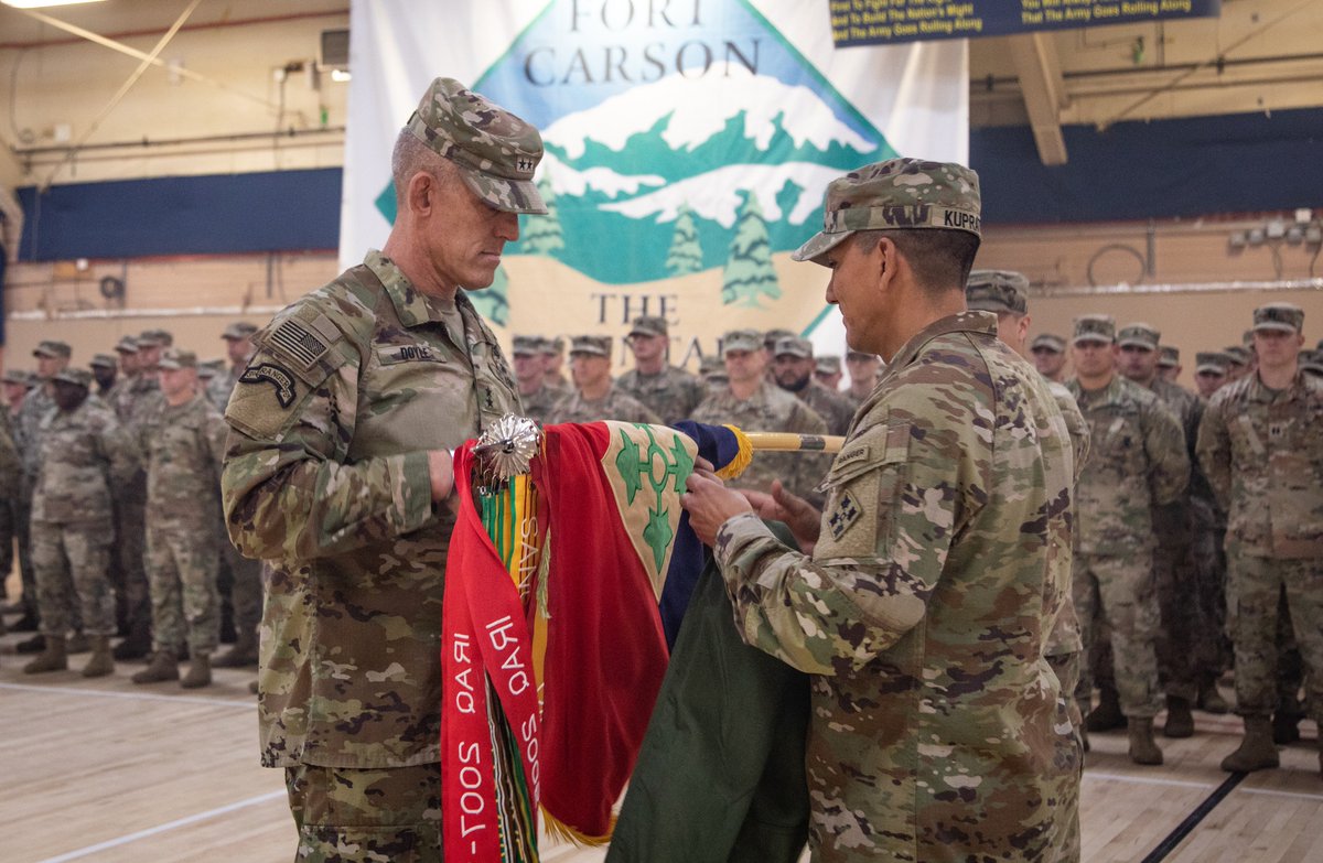 USArmyWHC's tweet image. ICYMI: The @4thInfDiv welcomed the last of their Headquarters and Headquarters Battalion #Soldiers home and uncased the #4ID colors, signifying the official return of the division headquarters from Eastern Europe.

#Readiness #StrongerTogether #BeAllYouCanBe @iii_corps @USArmy