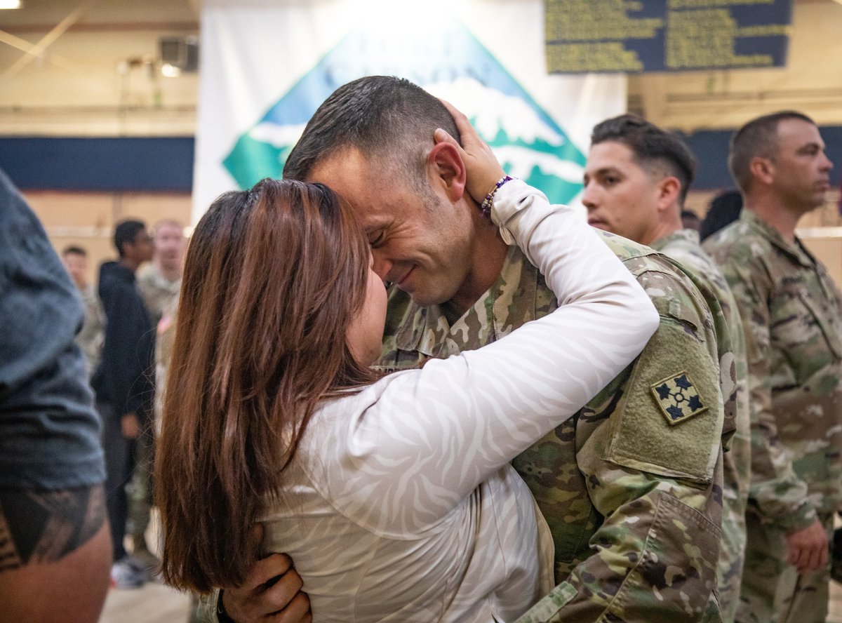 USArmyWHC's tweet image. ICYMI: The @4thInfDiv welcomed the last of their Headquarters and Headquarters Battalion #Soldiers home and uncased the #4ID colors, signifying the official return of the division headquarters from Eastern Europe.

#Readiness #StrongerTogether #BeAllYouCanBe @iii_corps @USArmy