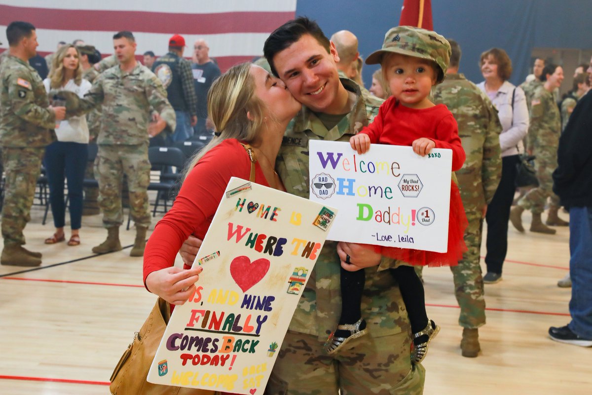 USArmyWHC's tweet image. ICYMI: The @4thInfDiv welcomed the last of their Headquarters and Headquarters Battalion #Soldiers home and uncased the #4ID colors, signifying the official return of the division headquarters from Eastern Europe.

#Readiness #StrongerTogether #BeAllYouCanBe @iii_corps @USArmy