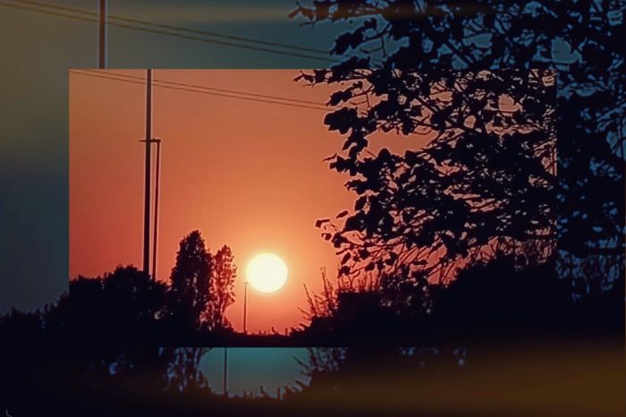 Mi guardi con il colore abbagliante delle illusioni e l'incanto di un tempo che non c'è più..
(Tramonto di periferia. Milano,Settembre 2023)