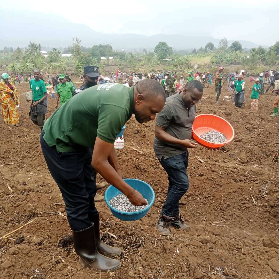 Ku bahinzi-borozi, igihe cyo gutera ubwatsi bw'amatungo cyageze. Urugero rwiza rwo gutangiza  guhinga ubwatsi tura rubona mu Karere ka Burera (i foto). Nabandi borizi aho muri hose mu Rwanda mwitabire iki gikorwa cyiza kuburyo kugeza mu kwa cumi hagati igikorwa cyasozwa.