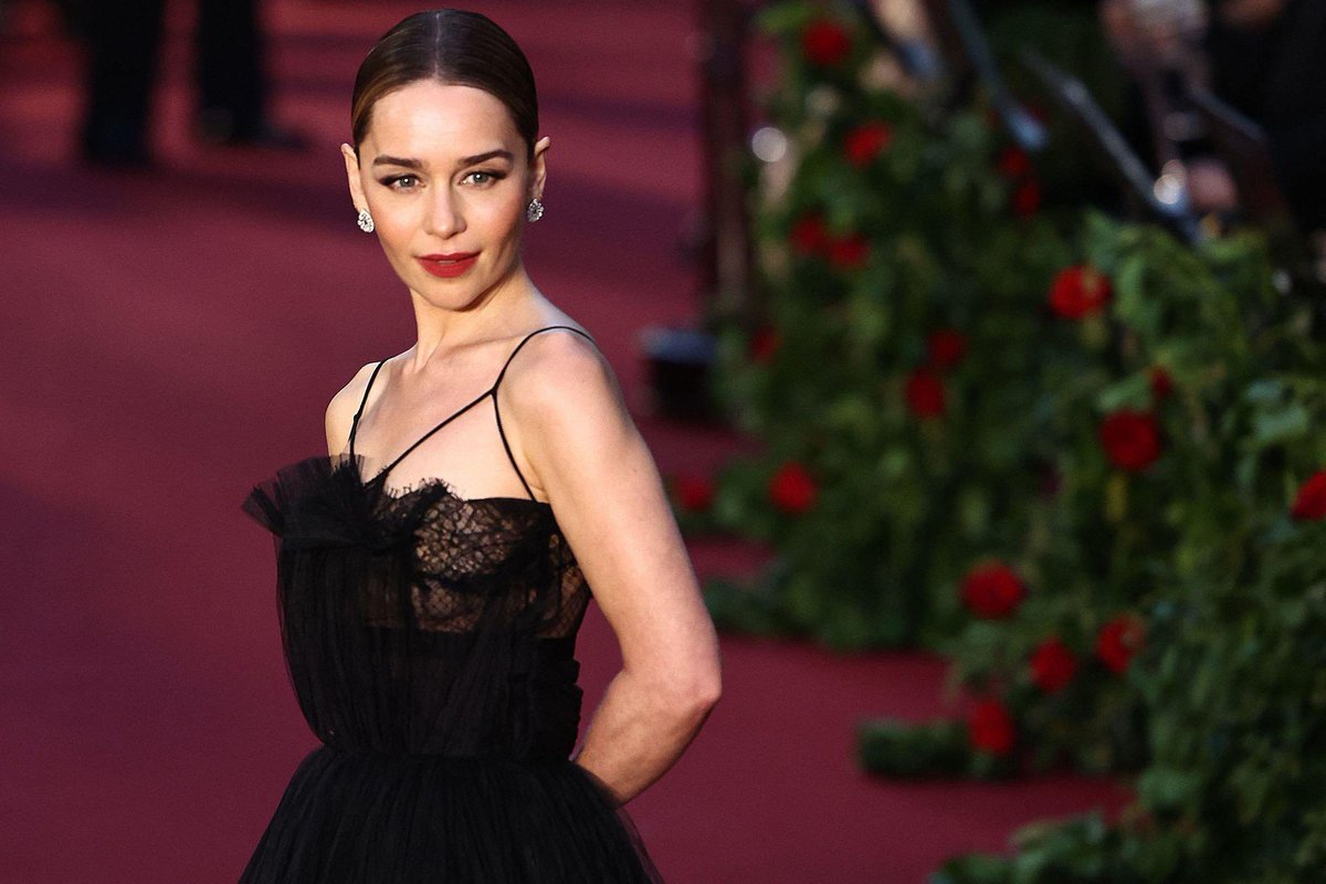 eclarkenetwork's tweet photo. Emilia Clarke on the Vogue World: London red carpet 😍 https://t.co/e7mvBnaQEO