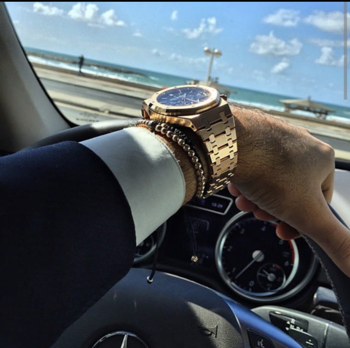 Cevap veriyorum zamanla her şey geçer diyen akıllılara, geçen tek şey zamandır..