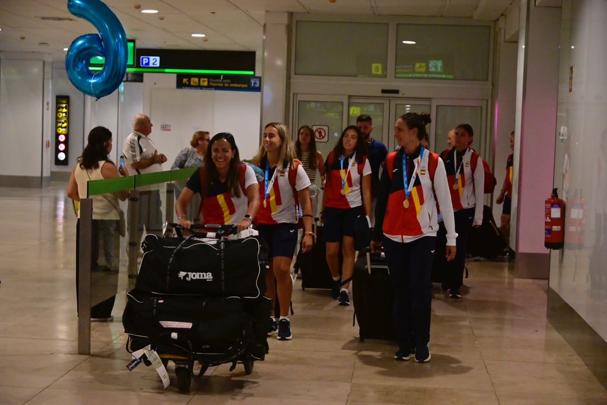 RFEBalonmano's tweet photo. 🤩 𝑼𝒏 𝒐𝒓𝒈𝒖𝒍𝒍𝒐 𝒕𝒓𝒆𝒎𝒆𝒏𝒅𝒐 

🥇 Las #GuerrerasArena y los #HispanosArena llegan al Aeropuerto Adolfo Suárez Madrid-Barajas tras la doble medalla conseguida en los #MediterraneanGames

😜 ¡Y cómo luce!

🔝 ¡𝐒𝐨𝐢𝐬 𝐥𝐨𝐬 𝐦𝐞𝐣𝐨𝐫𝐞𝐬!

#BalonmanoPlaya https://t.co/o3RdWbEZoY