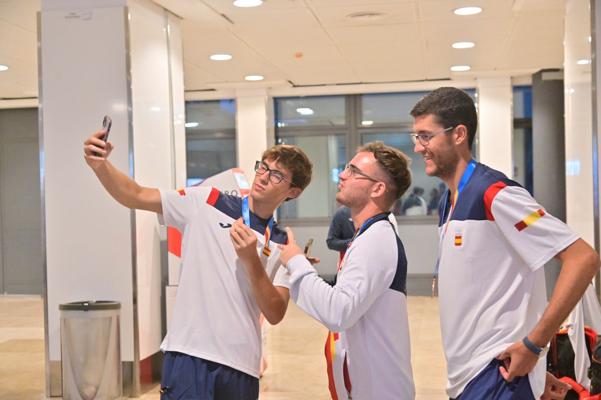 🤩 𝑼𝒏 𝒐𝒓𝒈𝒖𝒍𝒍𝒐 𝒕𝒓𝒆𝒎𝒆𝒏𝒅𝒐 

🥇 Las #GuerrerasArena y los #HispanosArena llegan al Aeropuerto Adolfo Suárez Madrid-Barajas tras la doble medalla conseguida en los #MediterraneanGames

😜 ¡Y cómo luce!

🔝 ¡𝐒𝐨𝐢𝐬 𝐥𝐨𝐬 𝐦𝐞𝐣𝐨𝐫𝐞𝐬!

#BalonmanoPlaya