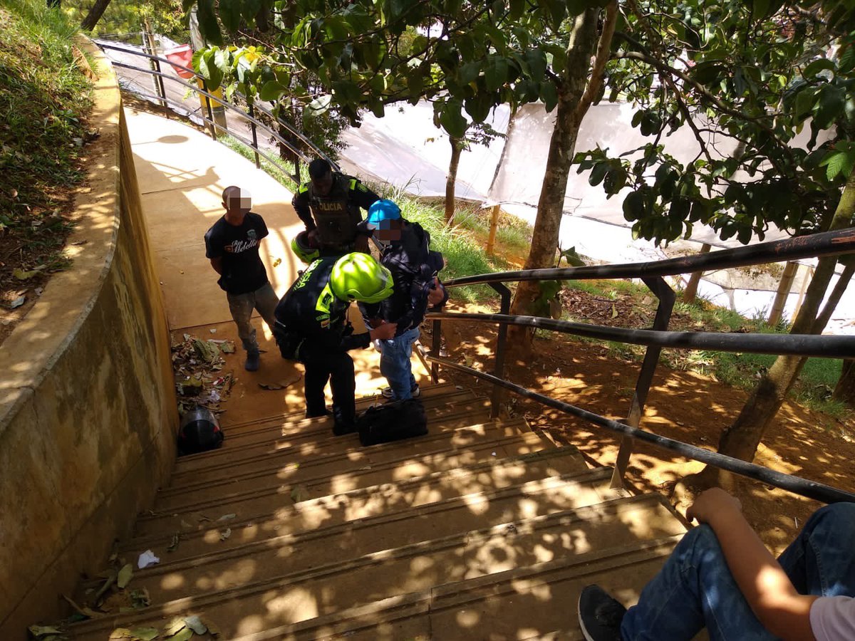 seguridadmed's tweet photo. ⚠️ Ejecutamos el #PlanParques en esta ocasión en la #Comuna8 - Villa Hermosa, con el propósito de prevenir conductas inapropiadas que puedan perturbar la paz y la seguridad en áreas destinadas al sano entretenimiento de la comunidad.
#MedellínSegura. https://t.co/MrBcP4ewO9