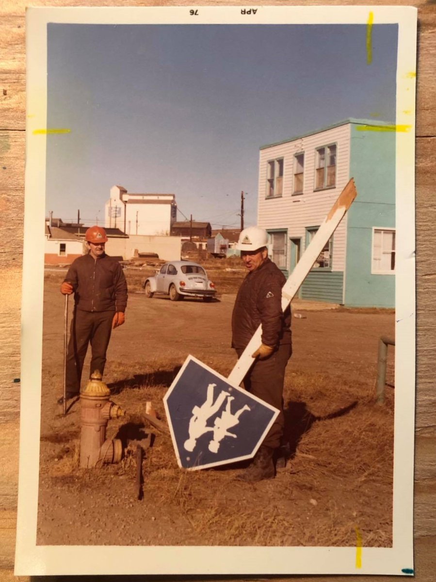 Check out this #ThrowbackThursday snapshot of a school zone sign being installed in #FortStJohn in 1976.
Brush up on safety tips for drivers, parents of schoolchildren, and teachers in school zones: rb.gy/li7ny
#CityofPG #BCHwy97 #BCHwy16 #BCHwy5
#BCHwy39 #BCHwy27