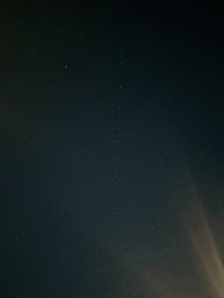 william_handel's tweet photo. Kan iemand mij vertellen wat ik net  over zag vliegen (Hellevoetsluis).  Best te beschrijven als een vliegende streng kerstlichtjes. https://t.co/v8jeJjkvOm