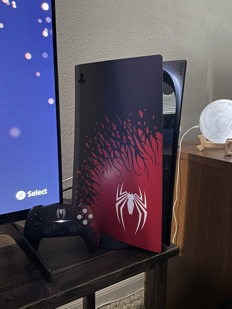 GraysEcho's tweet photo. LETS GOOOOOO

They’re so beautiful 🥹❤️

Thank you @insomniacgames for the amazing design decision. This will forever be on my PS5 😍

#SpiderMan2 #SpiderMan2PS5 https://t.co/nRVKpGChoX