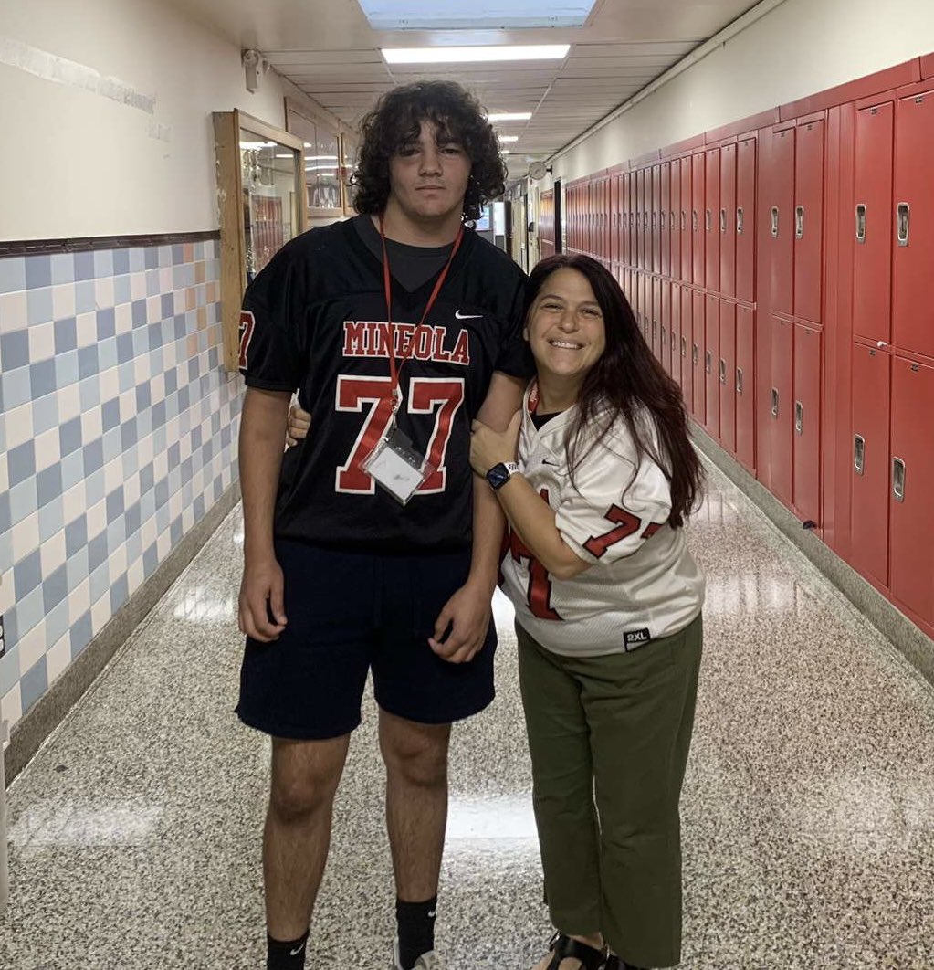 So proud to be a part of Impact Day <a href="/mineolahs/">Mineola High School</a>. Thank you #77 and I’m honored to wear your jersey! Excited to see the Mustangs play tonight!! 🏈🐴
