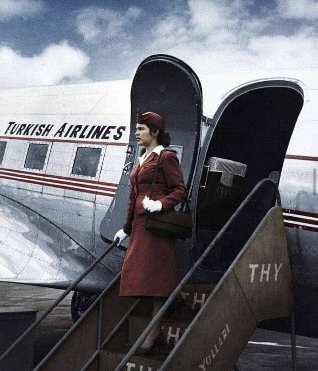 Douglas DC-3 uçağından inen bir Türk Hava Yolları hostesi, 1950’ler.