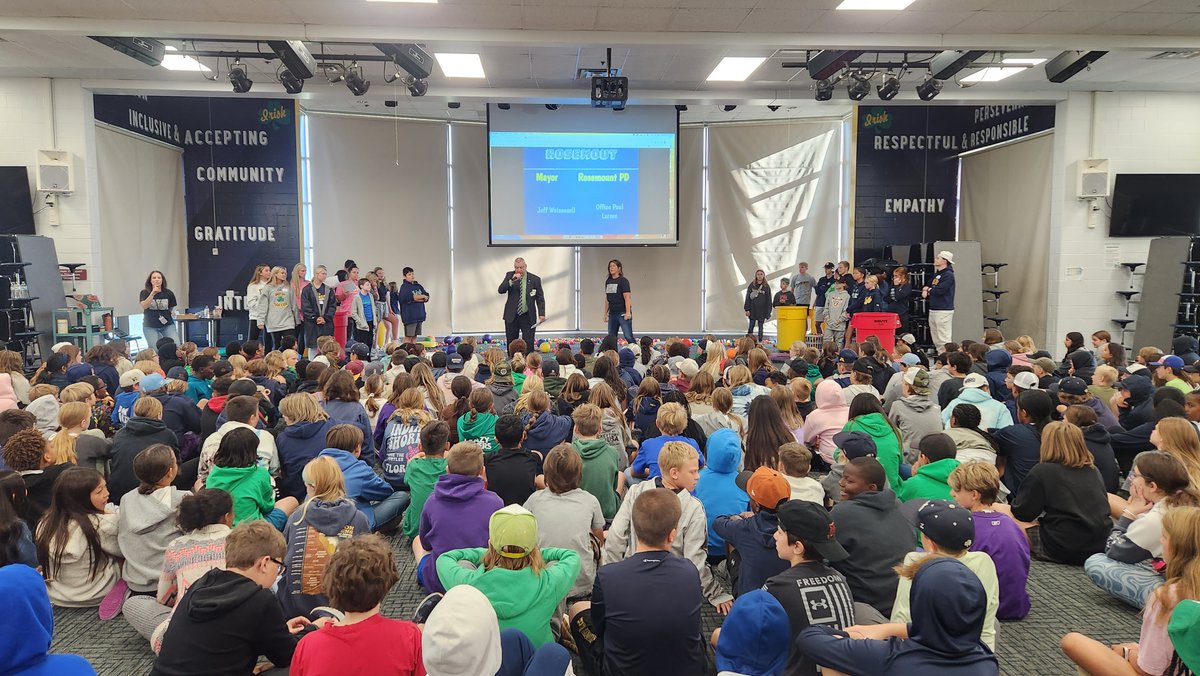 CityofRosemount's tweet photo. The Mayor enjoyed learning more about "The Irish Way" at @rosemount_ms this morning. RHS students helped share personal connections to this year's theme of Grit, Grind &amp;Grace. Leadership on display today from students and staff was inspiring. The RMS students were great. https://t.co/xtMyUAKxlI