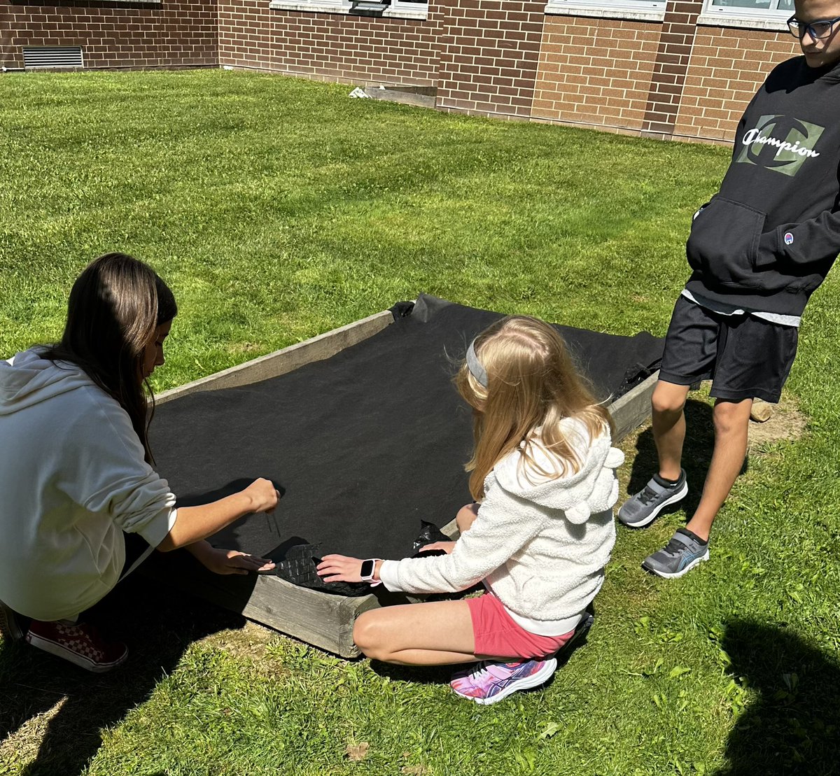 HornburgPlumArt's tweet photo. Today 5th Grade Art/Garden Discovery Club students were busy getting the HP Courtyard garden beds ready to plant🌱 @JessPilyih https://t.co/mHNYXn6fXa