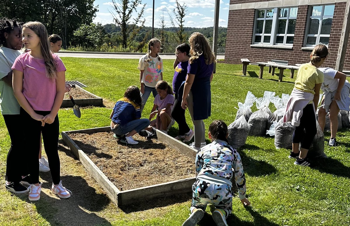 Today 5th Grade Art/Garden Discovery Club students were busy getting the HP Courtyard garden beds ready to plant🌱 <a href="/JessPilyih/">Jessica Pilyih</a>