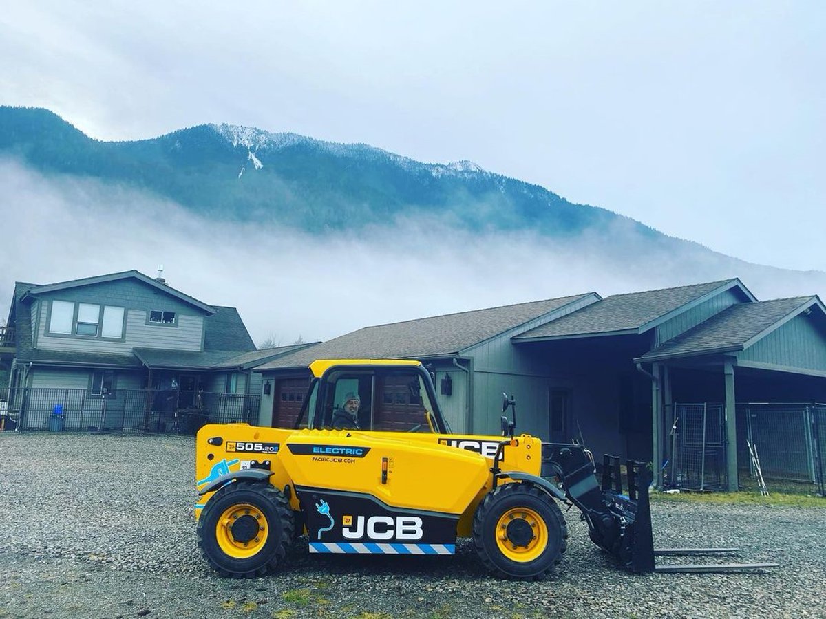 JCBna's tweet photo. The math equation for JCB’s electric engines:
Less noise + less vibrations = less maintenance + more uptime
Now, that’s what we call JCBBetter
📷 IG: pacificjcb
https://t.co/NYnuC6nbfh
#JCBTelehandler #JCBElectric https://t.co/qTrD5c5BrL