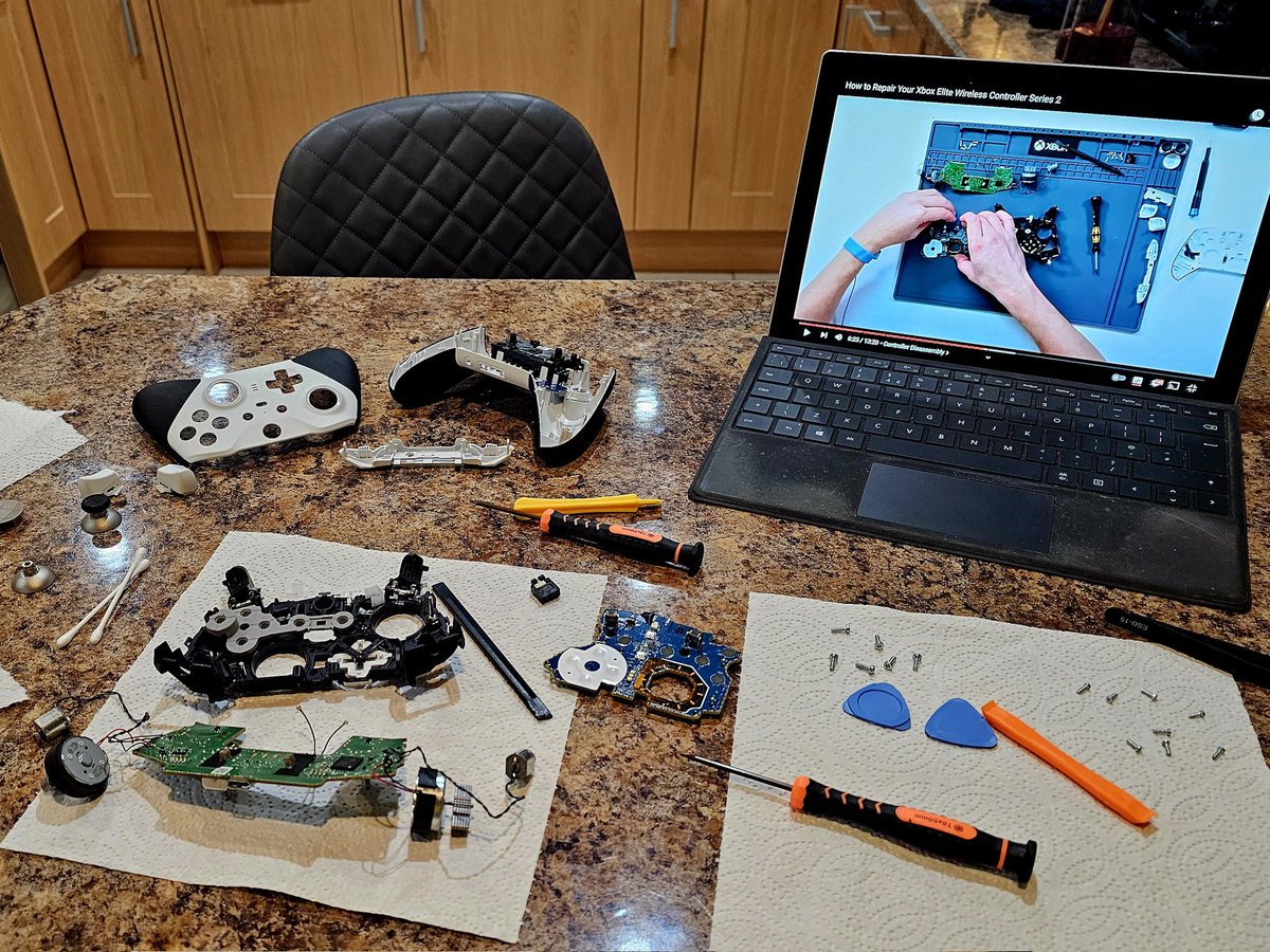 TomHayward's tweet image. Stressful times. Seems to have worked though!

#controllerteardown

#xbox