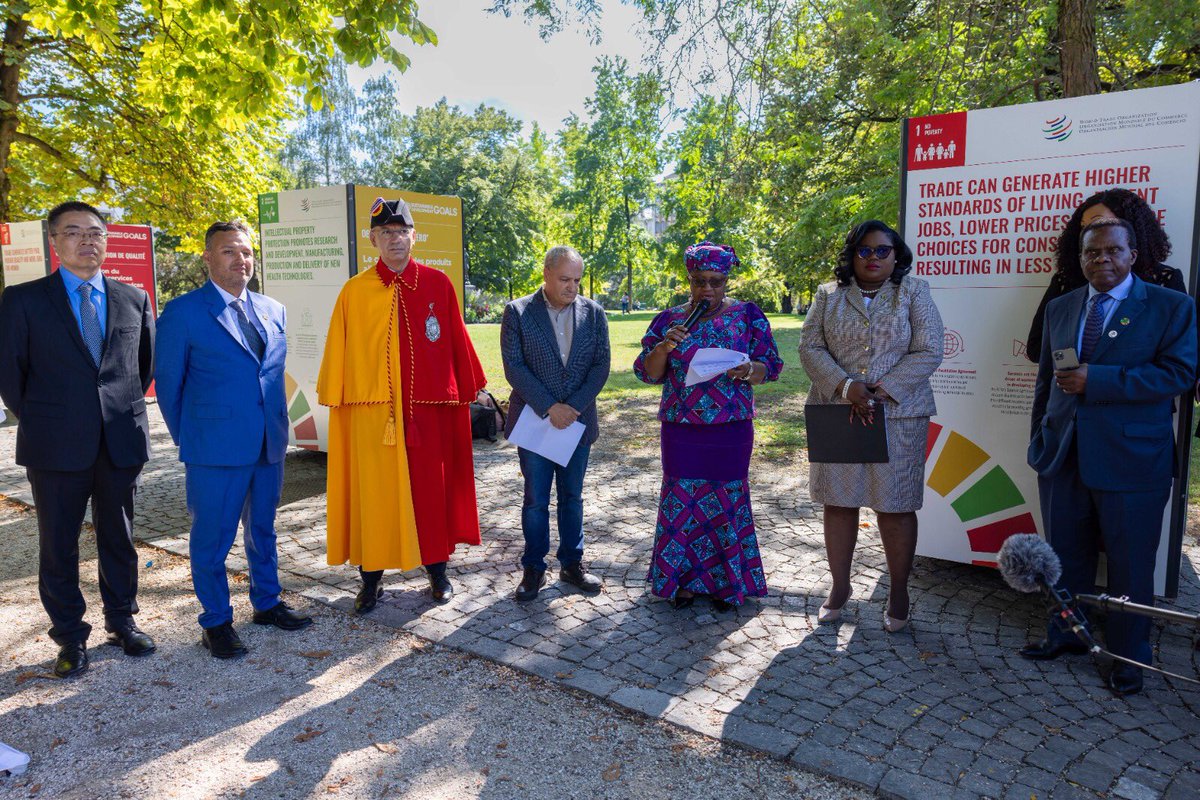 NOIweala's tweet image. A timely &amp;amp; informative SDG display as part of the public forum. Mounted in the Parc de Bastion in Geneva. The display is meant to show the public how trade can contribute to each of the Sustainable Development Goals. Thanks to the Mayor of Geneva @AlfonsoGomezCru, Minister…