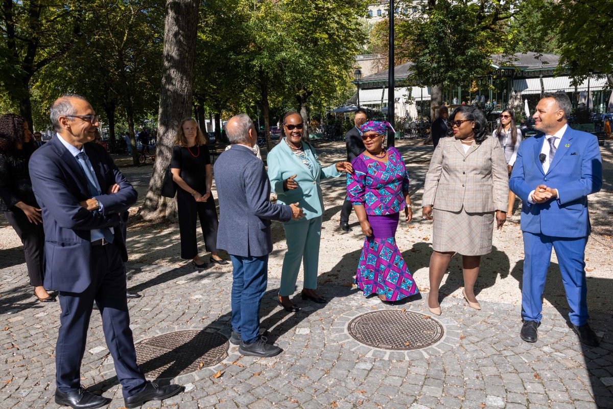 NOIweala's tweet image. A timely &amp;amp; informative SDG display as part of the public forum. Mounted in the Parc de Bastion in Geneva. The display is meant to show the public how trade can contribute to each of the Sustainable Development Goals. Thanks to the Mayor of Geneva @AlfonsoGomezCru, Minister…