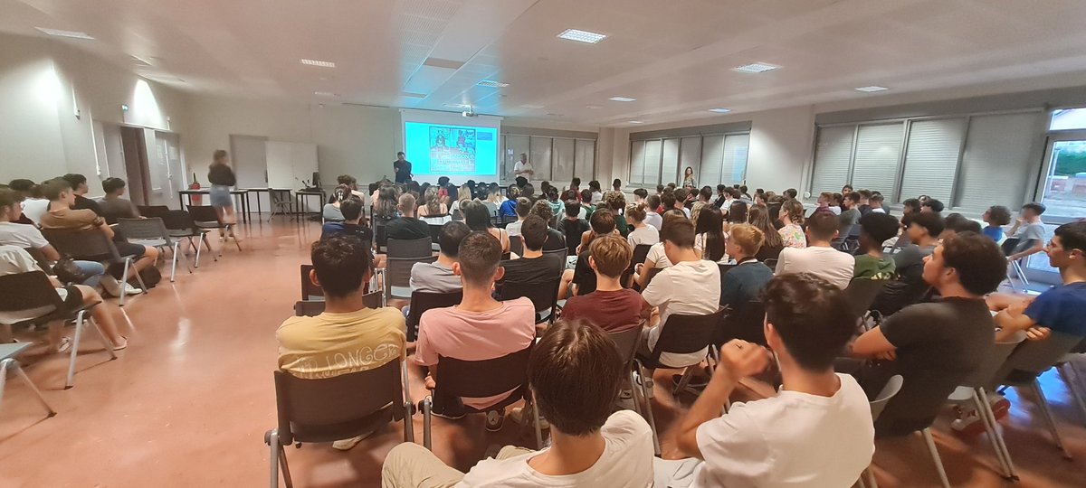 DurandAnneSoph7's tweet photo. Présentation de la saison culturelle ce soir. Merci à Messieurs PINHEIRO et DESJOURS de s'être déplacés. Notre ville s'organise pour nous permettre d'assister aux spectacles. #Culture #internat #internatsexcellence #iex #ouvertureculturelle #lyceens #lycéennes @AcademieDijon https://t.co/S2ZXsmQN2U