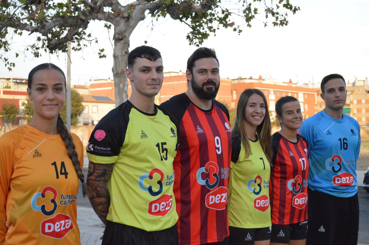 Antes del inicio de las competiciones oficiales queremos presentaros nuestras equipaciones para esta temporada. Diseños novedosos y vanguardistas de Aire Sport que quedan perfectos tanto a ellas como a ellos. ¡Ojalá vivamos muchas victorias de la mano! <a href="/joylu_sport/">Joylu Sport</a>