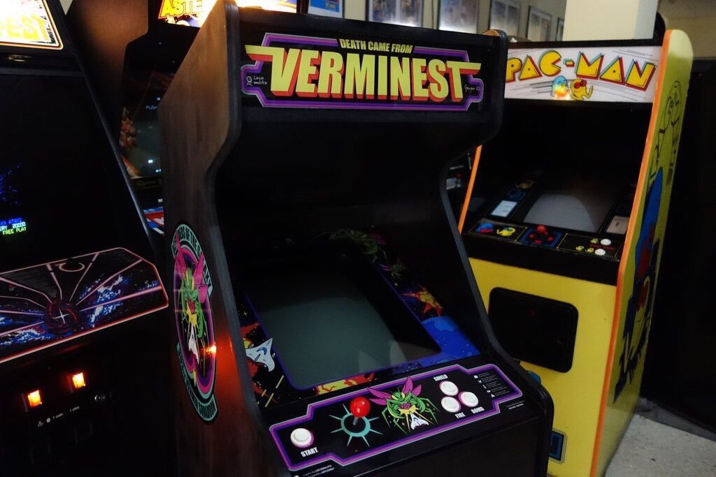 Arcade_Vintage's tweet photo. 🤩Recordando grandes acontecimientos de las pasadas #ArcadeCon, no podemos no hablar de la magnífica "Death Came From Verminest", creación de @Locomalito y @Gryzor87 que fue presentada en la ArcadeCon 2016. Se trata de un juego exclusivo para máquinas arcade👾 https://t.co/ImvgkjGlUt