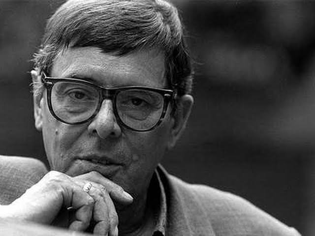 "Bebo mi infancia.
                               Bebo
la sangre
al borde mismo de la sangre donde
ya nunca más la noche empezaría."

José Ángel Valente

#joseangelvalente #poema #soymantis #poesia #orgullosamentemantis #mantiseditores  #gremiogdl