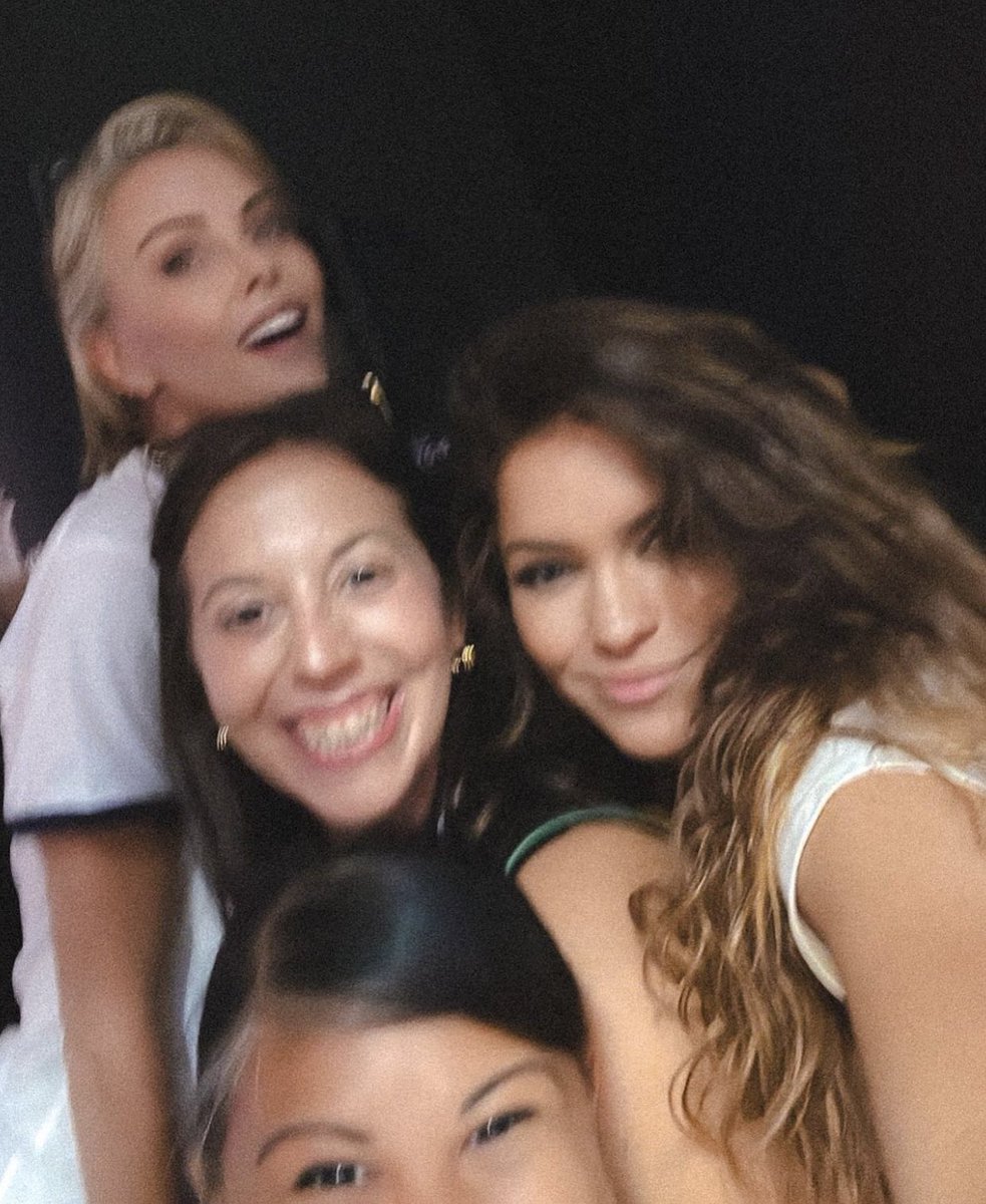 dailytheron's tweet image. she is the cutest! 🫶🏼✨ charlize theron and keeana kee during the #USOpen2023 on september 09, 2023.