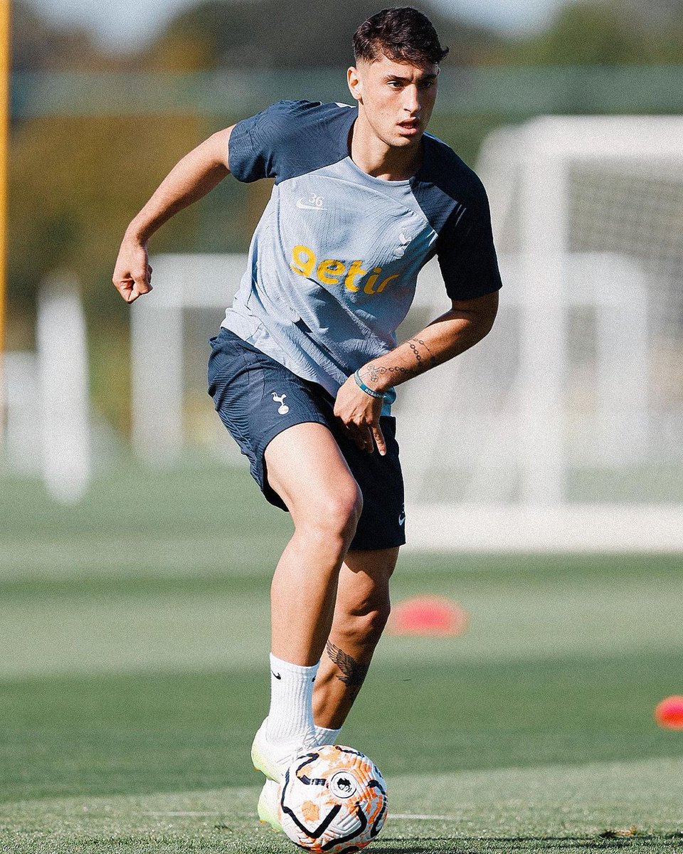 🇦🇷 Alejo Véliz entrenando con el Tottenham.