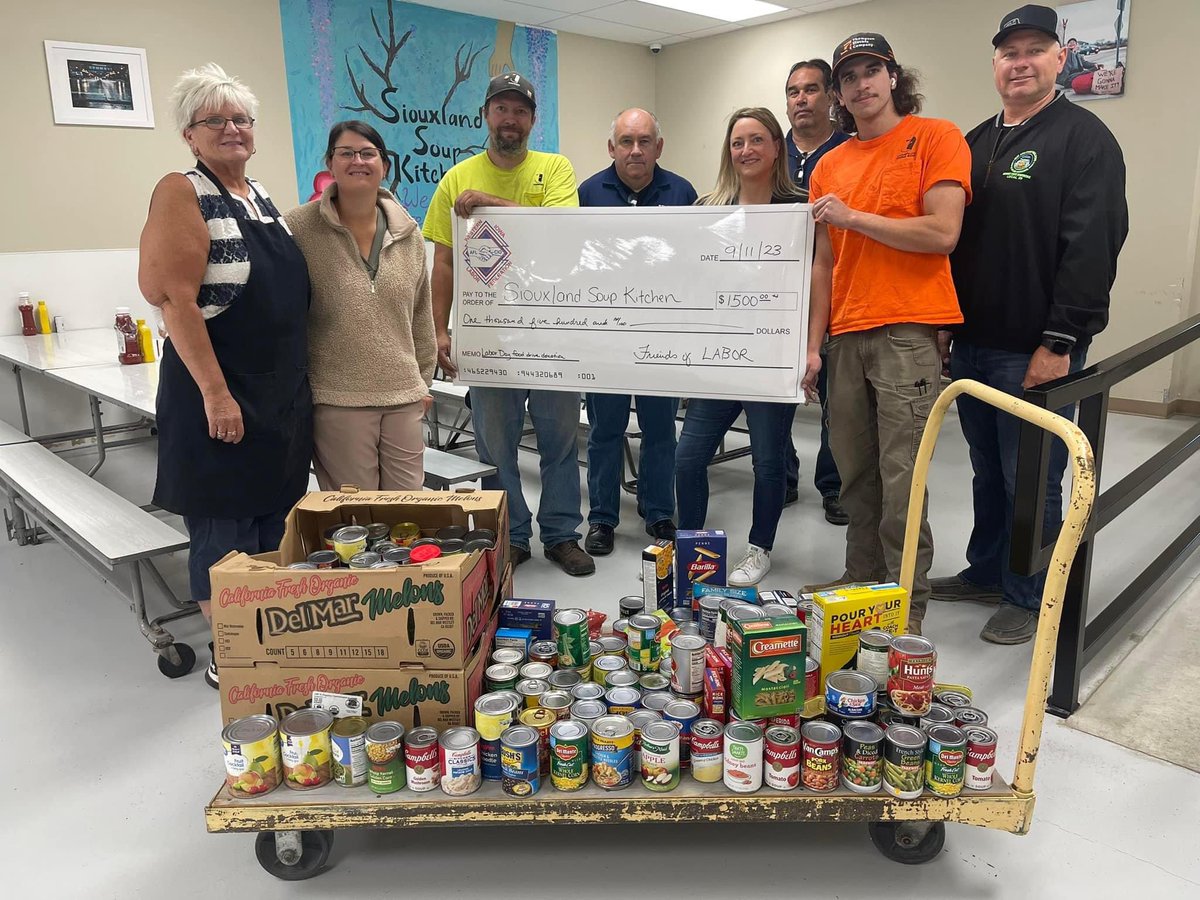 Organizer Dean Bradham helped the building trades and Western Iowa Labor Federation gather canned goods for Siouxland soup kitchen in Sioux City and donate $1500. 👏 Great job guys! 

#iowaskilledtrades #iowaconstruction #IowaWorkforce